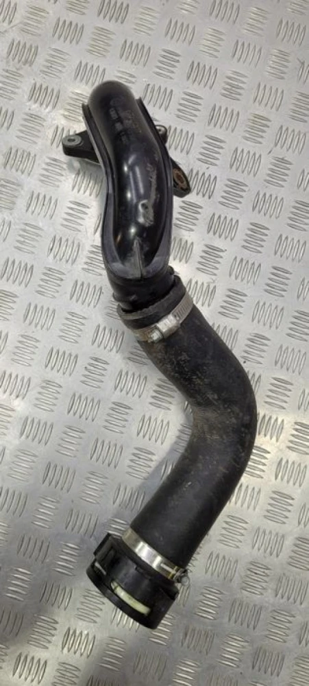 Патрубок інтеркулера правий Mazda PY8W13330D