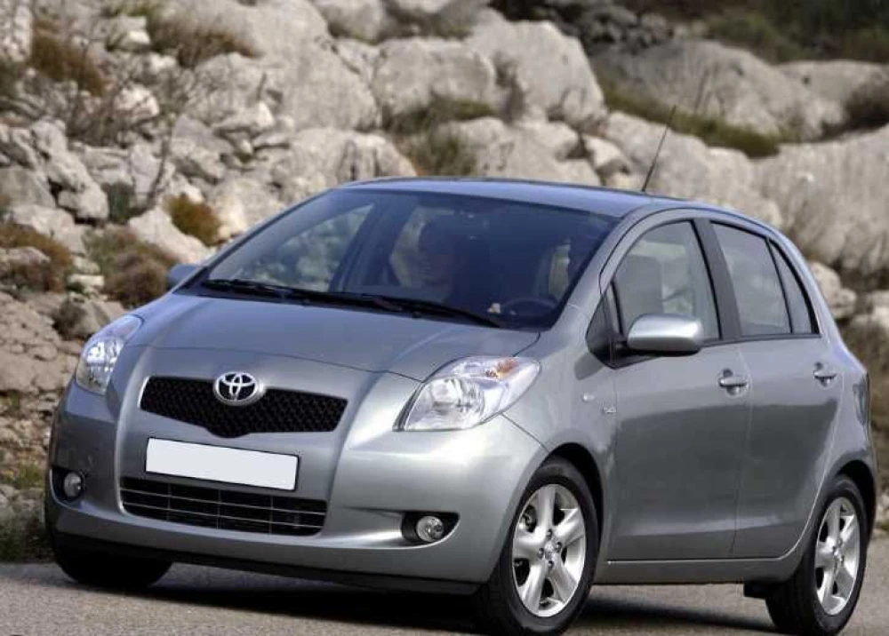 Салон, (сиденья) черная ткань Toyota Yaris 2. Разборка Toyota Yaris 2