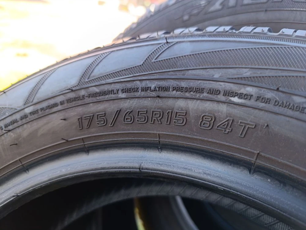 Практично нові зимові шини Falken 175/65 R15 резина Р15