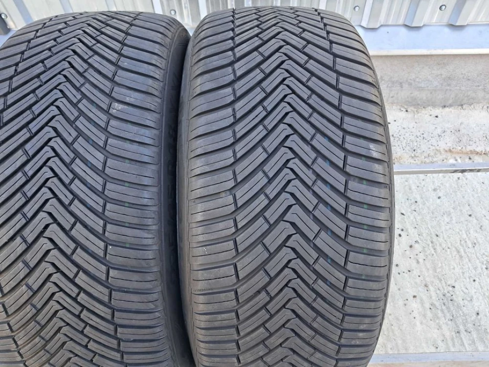 Резина 90% протектор Continenrtal 235/45 R18 All Season Contact DOT23