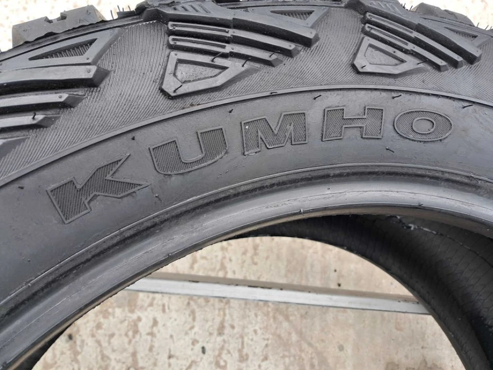 Резина 90% протектор Kumho 37x14.00 R24 Road Venture MT