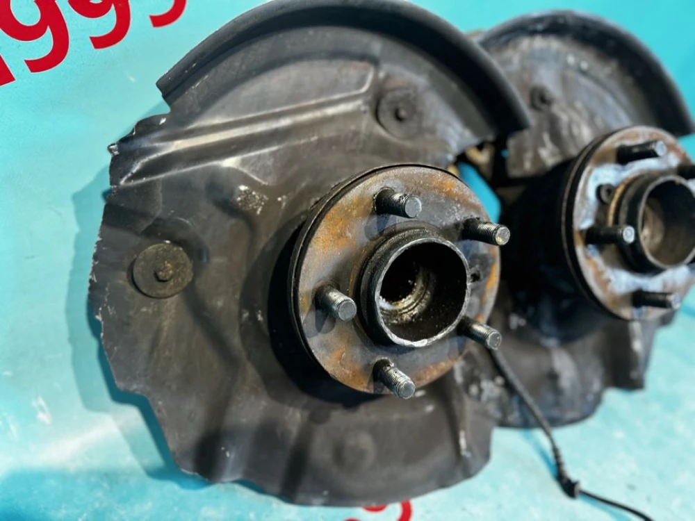 Поворотний кулак Range rover Vogue l322 3.0d цапфа