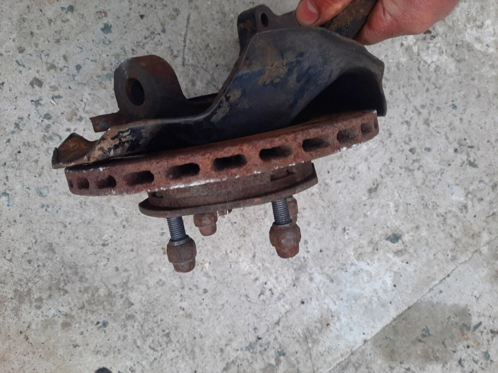 MB518707 Поворотный кулак правый Mitsubishi Lancer IV Разборка