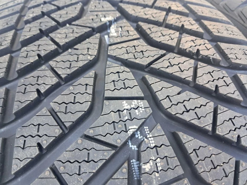 Резина зима НОВА Yokohama 255/45 R19 bluEarth*Winter V905 DOT24 Tesla
