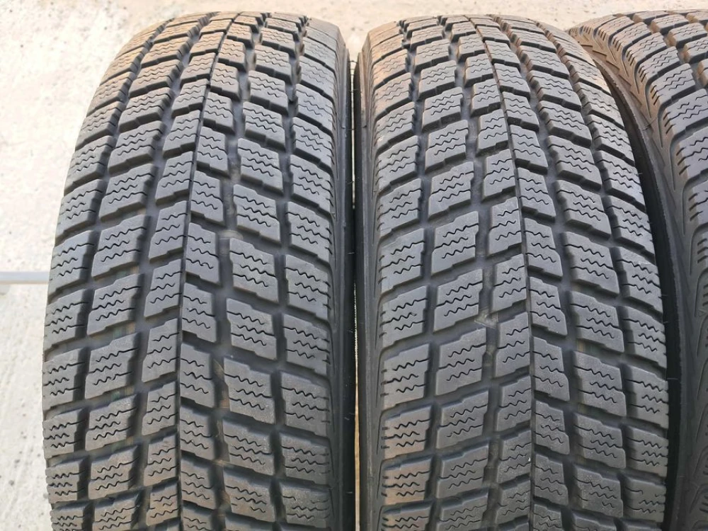 Резина зима 95% протектор Roadstone 215/70 R16 Winguard SUV