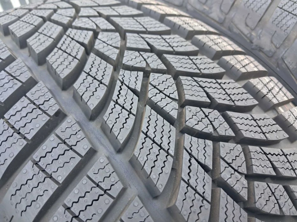 Резина зима НОВА Good Year 225/55 R16 Ultra Grip Performance