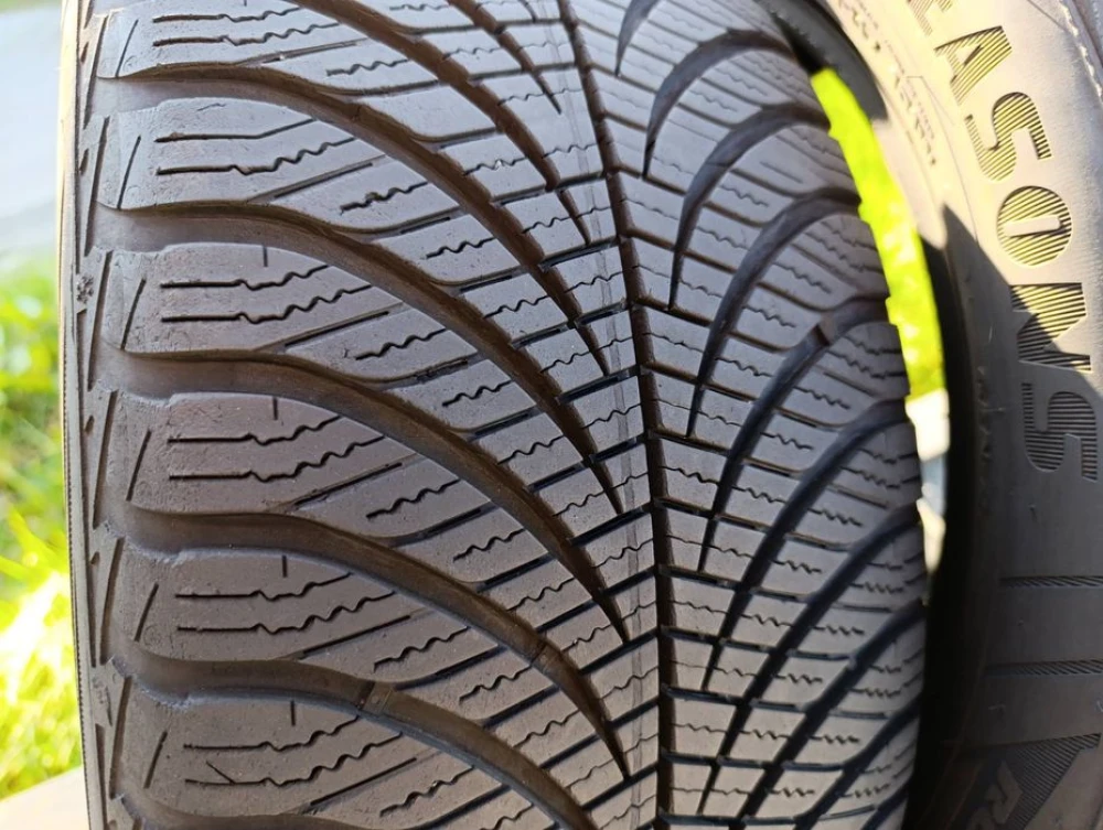 Всесезонні шини Goodyear 225/55 R17 резина Р17