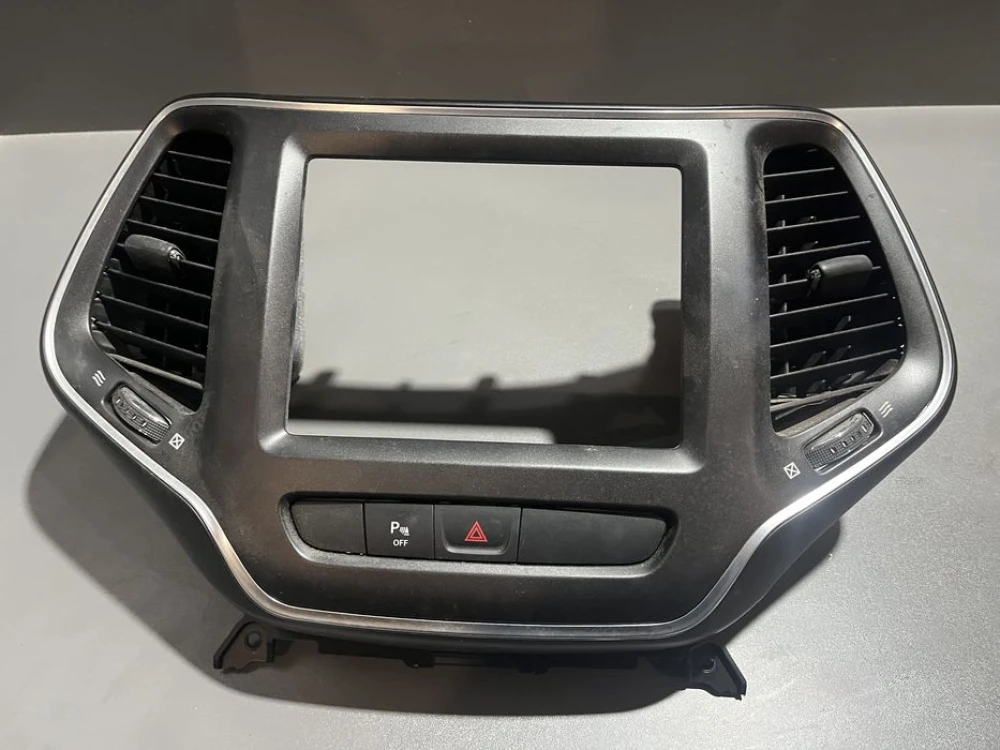 Рамка магнитолы головного устройства 8.4 jeep cherokee kl