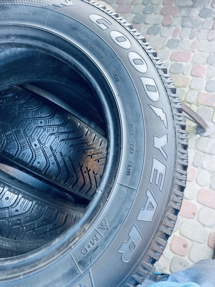 Шини резина 215/70 R16 зимові Good Year