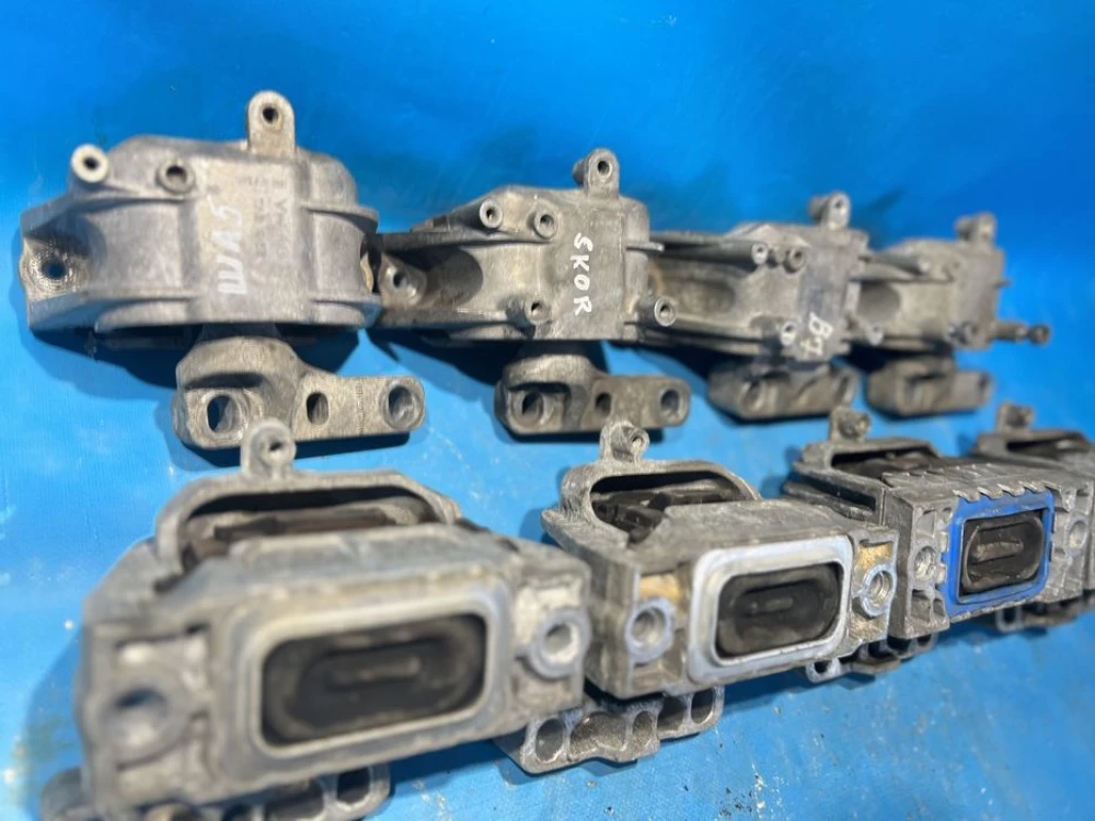 Подушка опора двигуна vw passat b6 b7 golf 6 skoda a5