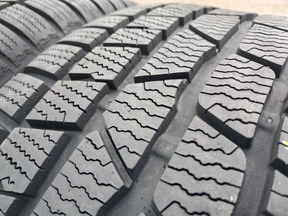 Резина зима 90% протектор Continental 235/45 R18 TS830P