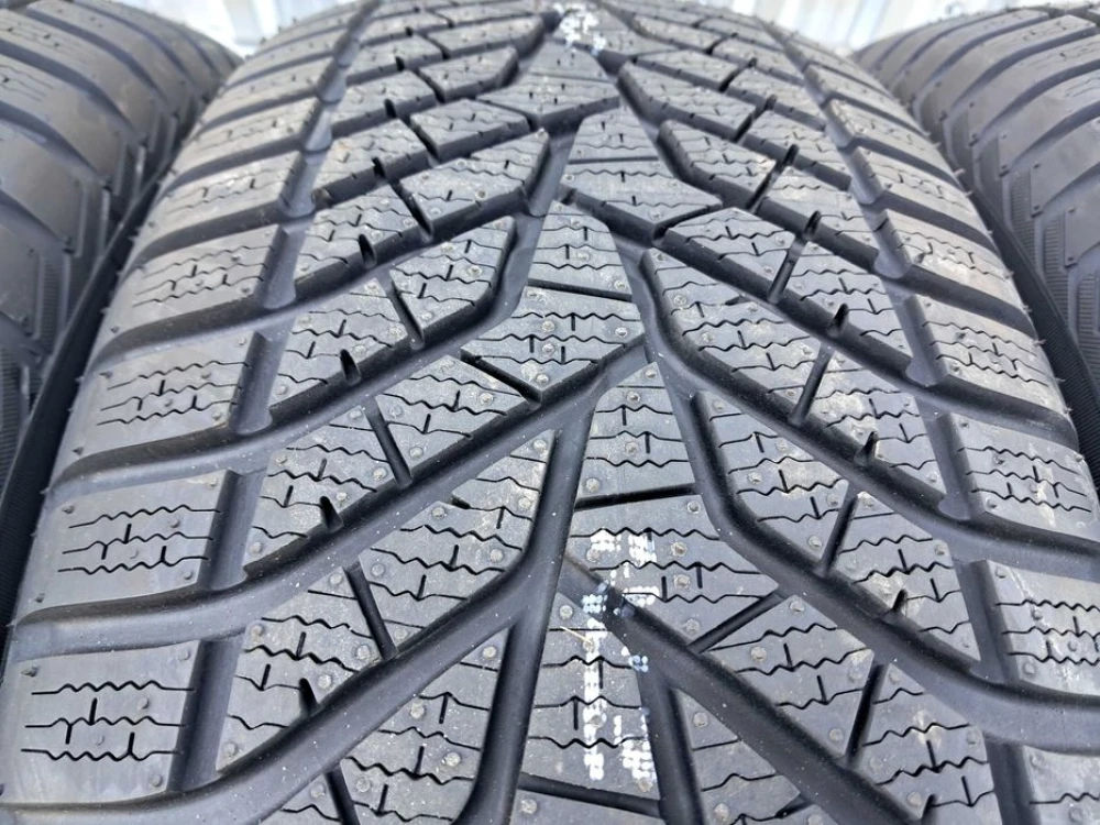 Резина зима НОВА Yokohama 265/70 R15 bluEarth V905 DOT23