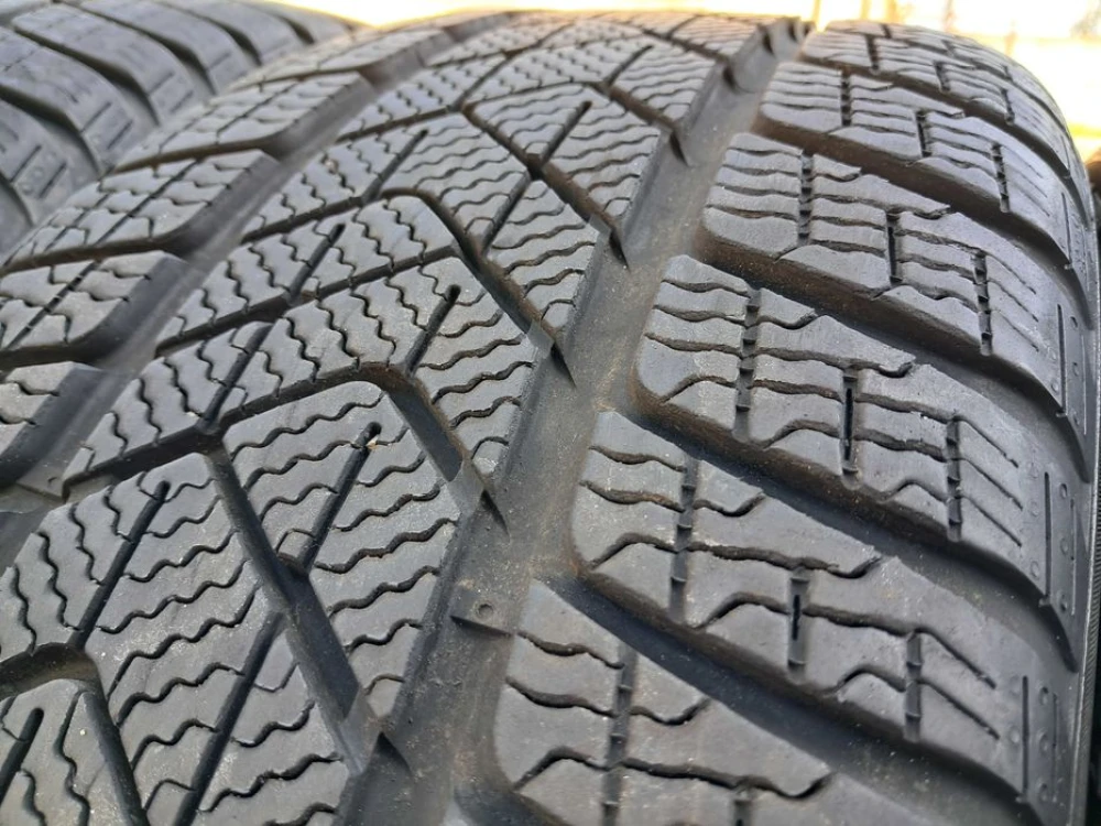 Резина зима 95% протектор Pirelli 225/45 R18 Sottozero 3 * Runflat BMW