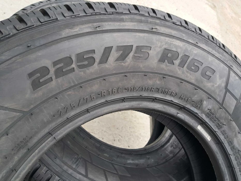 Резина зима НОВА протектор Pirelli 225/75 R16C Carrier Winter