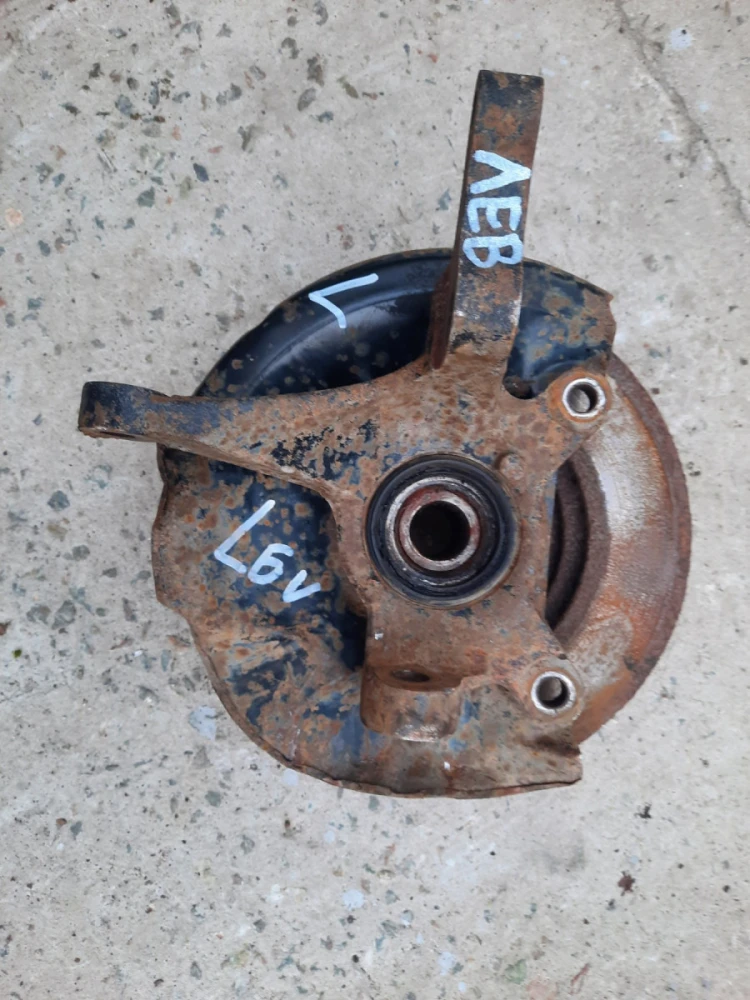 MB518706 Поворотный кулак Левый Mitsubishi Lancer IV