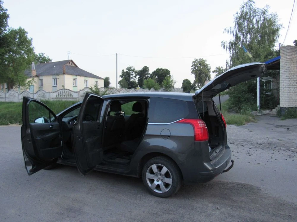 Бампер задній Пежо 3008, 5008 Peugeot задний бампер