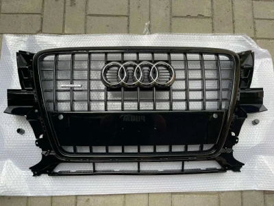 Решетка радиатора Audi Q5 8R (07-11) решітка стиль S (чорна)