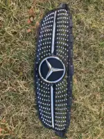 Решетка радиатора mercedesC W205 14-18г.диамантовая(чорная)без камеры.