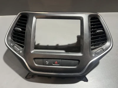 Рамка магнитолы головного устройства 8.4 jeep cherokee kl